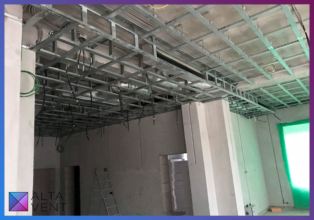 Каналы системы вентиляции и кондиционирования воздуха под потолком в коттедже